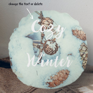 Coussins Ronds Cônes de mélèze sur la neige bleue fraîche