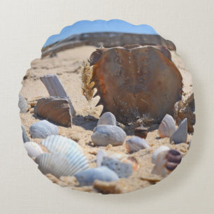 Coussins Ronds Coquillages sur la plage par Shirley Taylor