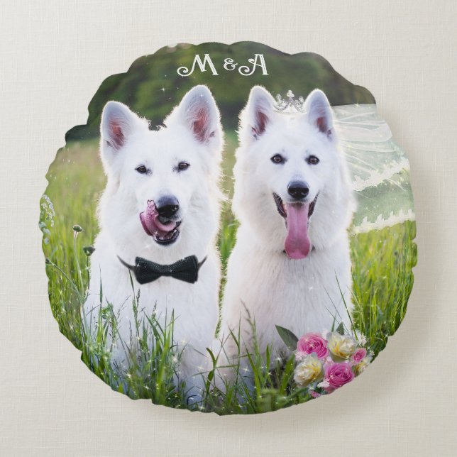 Coussins Ronds Couple romantique de chiens qui se marient (Devant)