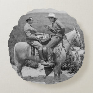 Coussins Ronds Cowboy et homme d'affaires jouant aux dames à chev
