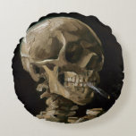 Coussins Ronds Crâne avec brûler la cigarette Vincent van Gogh Ar<br><div class="desc">Vincent van Gogh (Néerlandais, 1853 - 1890) Crâne d'un squelette avec cigarette brûlante, 1885-1886, Huile sur toile Sans cadre : 32 cm × 24, 5 cm (13 po × 9, 6 po) Travail précoce de Vincent van Gogh. Ce petit tableau fait partie de la collection permanente du musée Van Gogh...</div>
