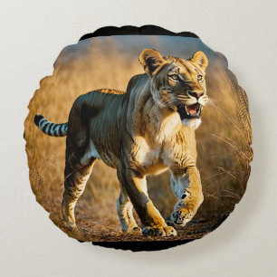 Coussins Ronds Embuscade de la lionne tachetée aux crocs de sabre