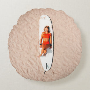 Coussins Ronds Femme allongée sur la planche de surf