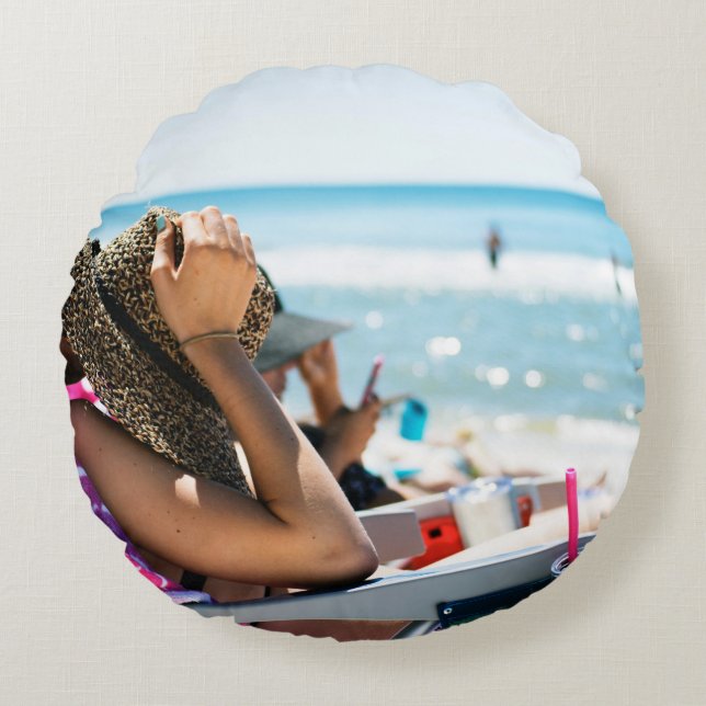 Coussins Ronds Femme allongée sur une chaise longue qui couvre so (Devant)