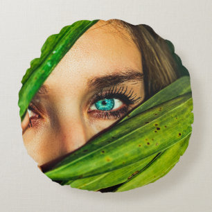 Coussins Ronds Femme derrière les feuilles verts