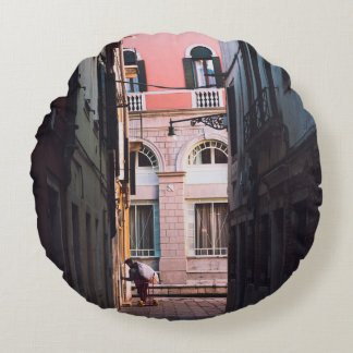 COUSSINS RONDS FEMME EN CHEMISE BLANCHE ET PANNES NOIRES MARCHANT