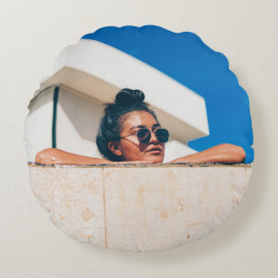 Coussins Ronds Femme portant des lunettes de soleil noires