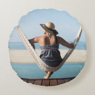 Coussins Ronds Femme s'asseyant sur un hamac à un petit hôtel