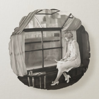Coussins Ronds femme triste regardant par la fenêtre1940, femme,