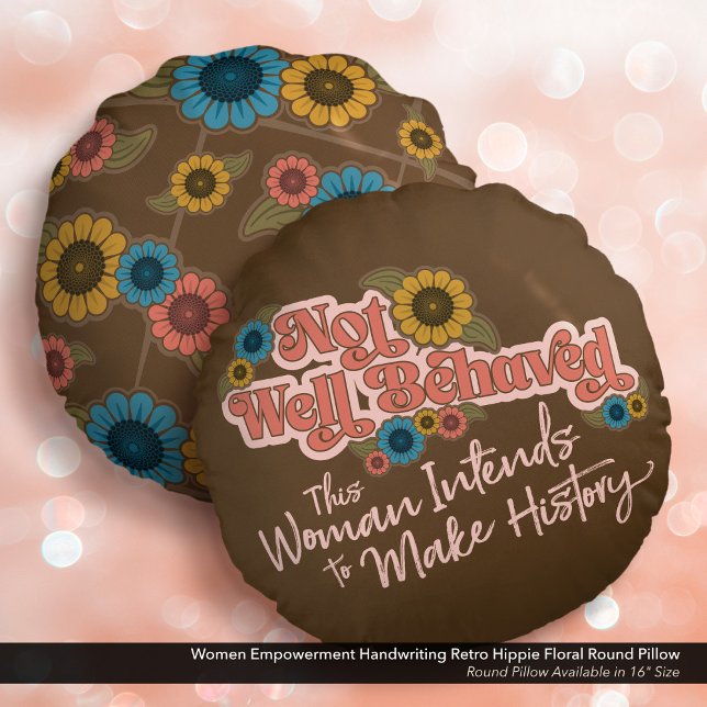 Coussins Ronds Femmes Autonomisation écriture rétro hippie floral (Not Well Behaved - Women's Empowerment Throw Pillow with a Hippie Floral Design.)