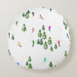 Coussins Ronds Fête d'Illustration de ski alpin Freeride<br><div class="desc">skieur d'hiver cool design motif avec skieurs skieurs sur les pistes de la station de ski alpin parmi des sapins enneigés dans les alpes. Les skieurs freeride portent des combinaisons de ski rétro vintages et colorées, descendent en ski avec des skis sur un arrière - plan de paysage de montagne...</div>