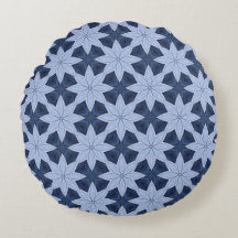 Fleurs bleues argentées sur un arrière - plan bleu