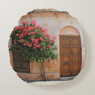 COUSSINS RONDS FLEURS DE PÉTAL ROUGE SUR MUR BÉTON