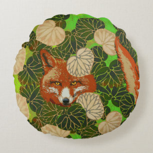 COUSSINS RONDS FOX ROUGE PARMI LES FEUILLES VERTS ET LE FOLIAGE