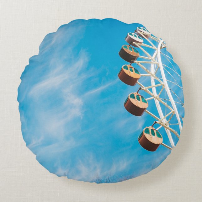 Coussins Ronds Grande roue blanche sous ciel clair le matin (Devant)