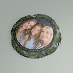 Coussins Ronds Grandmère feuillage couronne photo Noël noir<br><div class="desc">Grand-mère feuillage moderne couronne Joyeux script de Noël vacances photo maison de Noël décoration ronde coussin. L'eucalyptus peint à la main, le feuillage minimal et la couronne de rotin rustique moderne ainsi que les feuilles de papier peint donnent à cette carte de vacances une atmosphère luxueuse. Dans les verts, les...</div>