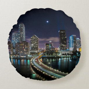 Coussins Ronds Horizon de ville de Miami avec le pont la nuit