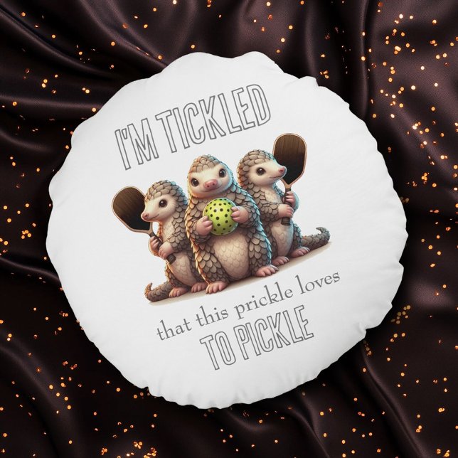 Coussins Ronds Je suis chatouillé que cette chiche aime chicoter (Pickleballing Pangolins Round Pillow Cover Photo)