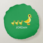 Coussins Ronds La famille du canard<br><div class="desc">La famille Duck est l'un des groupes familiaux les plus importants de Peekaboo Barn. Zander le canard papa est resté quelque peu jaune, même quand il a grandi.Zander le canard est un papa du cancer aimant (si assiégé) qui essaie de suivre ses canards. Les canards - Herschel, Léonard et Abe...</div>