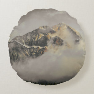 COUSSINS RONDS LA NEIGE COUVERT LA MONTAGNE SOUS LE CIEL NUAGE PE