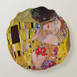 Coussins Ronds Le baiser de Gustav Klimt, Art Nouveau Vintage<br><div class="desc">Le tableau ultime de l'amour, un beau design pour célébrer la Saint Valentin avec! The Kiss (détail) (1907-1908) de Gustav Klimt est un symbole de l'époque victorienne vintage de l'amour d'art et de la peinture romantique mettant en scène un couple romantique dans différentes nuances d'or, motifs et symboles, partageant un...</div>