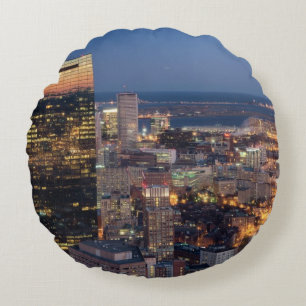 Coussins Ronds Le bâtiment de Boston avec la lumière traîne su