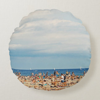 Coussins Ronds Les gens sur la plage de sable brun