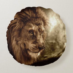 Coussins Ronds Lion contre le ciel orageux