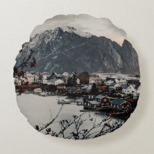 COUSSINS RONDS MAISONS PRÈS DE LA MONTAGNE ET DU LAC
