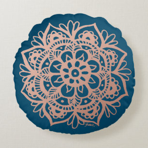 Coussins Ronds Mandala Rose Gold sur la fleur bleue foncée