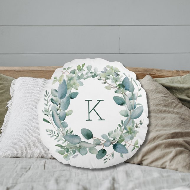 Coussins Ronds Mariage Feuilles de Verdure d'Eucalyptus Monogramm (Monogrammed Eucalyptus Greenery Round Bedroom or Sofa Pillow.)
