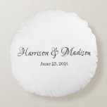 Coussins Ronds Mariage personnalisé avec nom de couple personnali<br><div class="desc">Oreiller rond de mariage personnalisé avec nom de couple personnalisé et date en écriture.
Design élégant,  classique et minimaliste.
Noir et blanc</div>