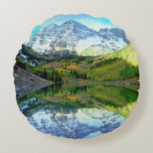 Coussins Ronds Maroon Bells se reflétant dans le lac Maroon