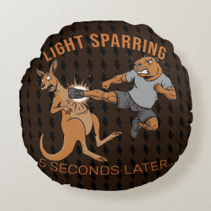 Coussins Ronds Mème de MMA de capybara drôle vs kangourou en spar