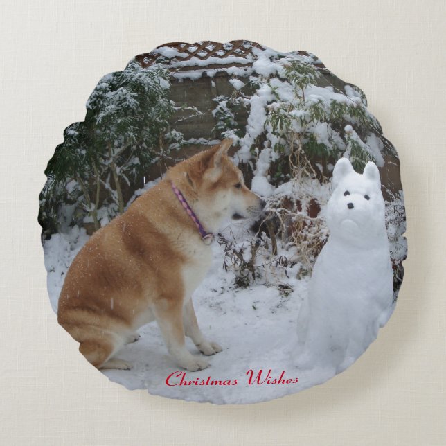 Coussins Ronds mignon akita assis avec le chien de neige (Devant)