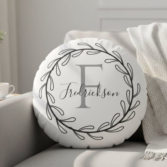 Coussins Ronds Minimalist Botanical Wreath Family Gift (Realtor Closing Gift Wreath Monogram Round Pillow)