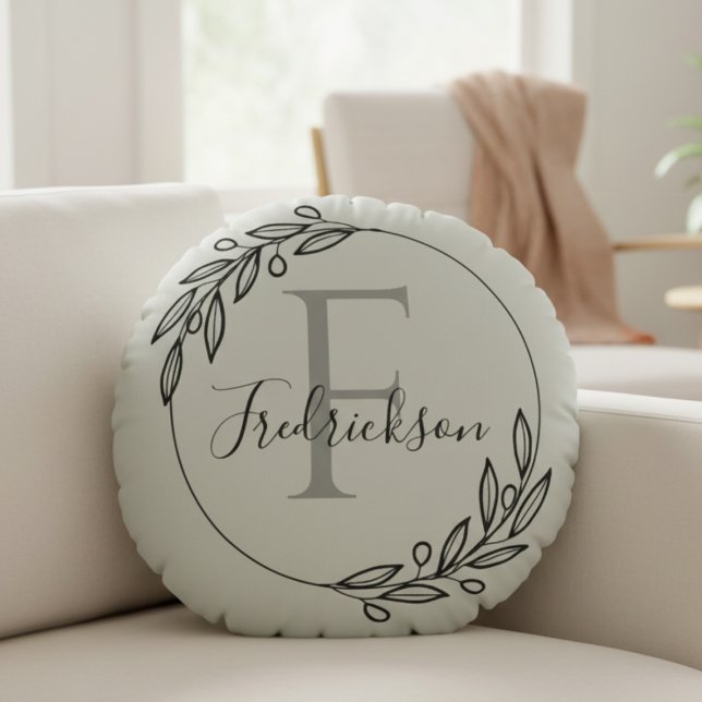 Coussins Ronds Monogramme Initiale et Nom de Famille Branche d'Ol (Realtor Closing Gift - Monogram Wreath Pillow)