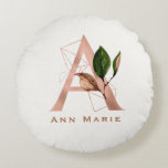 Coussins Ronds Monogramme personnalisé Rose or Floral initial<br><div class="desc">La lettre A - un magnifique monogramme initial en or rose orné d'un motif d'aquarelle et de forme géométrique. Idéal cadeau et conservation de l'idée pour votre femme de chambre préférée. Customisez facilement le nom de votre choix.</div>