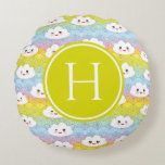 Coussins Ronds Motif de monogramme de nuages kawaii avec des émot<br><div class="desc">Ajoutez une touche mignonne à votre salon ou chambre avec cet adorable coussin monogramme. Il présente des nuages kawaii avec un motif de vagues colorées. Personnalisez ce coussin de nuages en ajoutant un monogramme. Ce coussin rond à motif kawaii sera parfait comme cadeau personnalisé.</div>