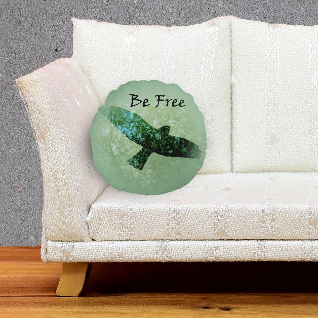 Coussins Ronds Nature Arbres verts Oiseau Élevant Corneille Soyez (Transparent silhouette flying black crow treetops on green decorative pillow.)