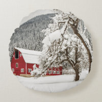 Neige fraîche sur grange rouge