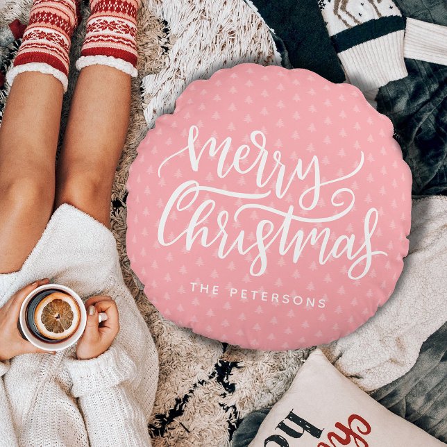 Coussins Ronds Nom de Noël simple rose moderne (Photo by Marko Klaric: https://www.pexels.com/photo/crop-faceless-woman-drinking-tea-and-sitting-nea)