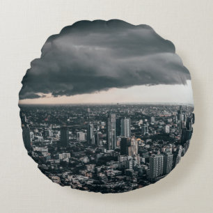 COUSSINS RONDS NUAGE FONCÉ AU-DESSUS DES BÂTIMENTS DE LA VILLE