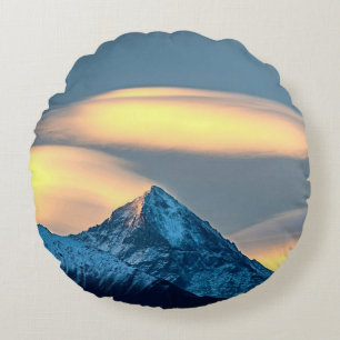 Coussins Ronds Nuages Uniques Au-Dessus Des Montagnes Couvertes D