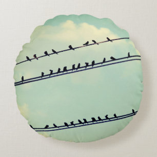 Coussins Ronds Oiseaux sur fil, ciel bleu vintage.