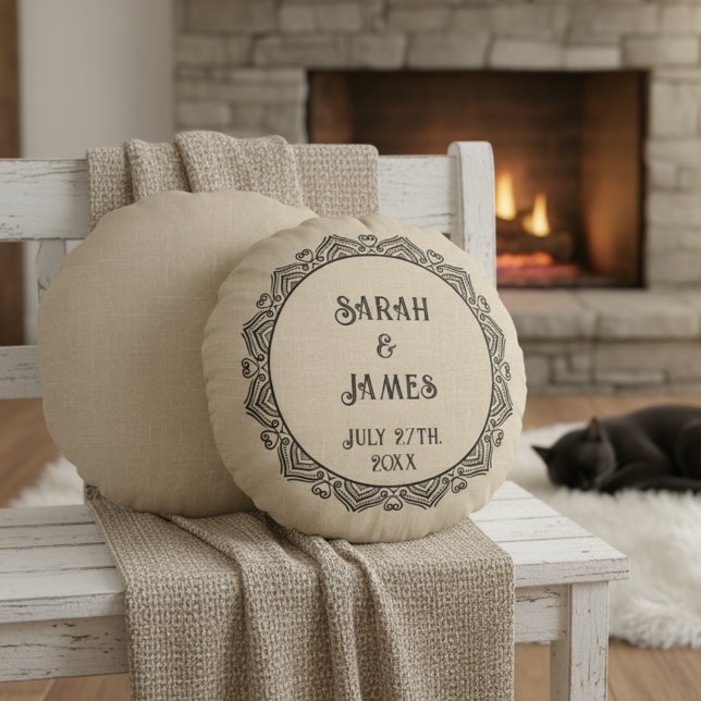 Coussins Ronds Oreiller de mariage rustique rond avec noms (Personalized round wedding pillow.)