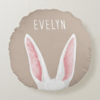Oreilles de lapin blanc mignon sur fond beige avec