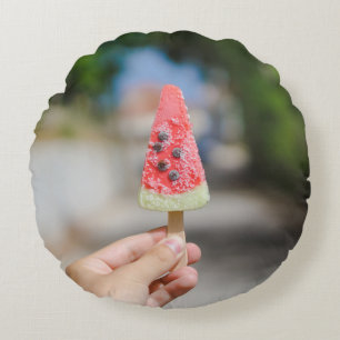 Coussins Ronds Personne tenant du popsicle le matin