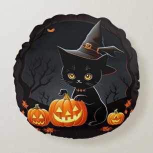 Coussins Ronds Petit chat noir avec chapeau de sorcière parmi les
