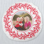 Coussins Ronds Photo de couronne rouge et blanche<br><div class="desc">Ajoutez votre propre photo à ce design moderne scandinave moderne rouge et blanc de fêtes de couronne. Ça fait une belle famille. Crédit photo : Photographie © Storytree Studios,  Stanford,  CA</div>
